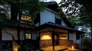 A traditional Japanese-style house with a stone entrance, wooden beams, and a covered porch. - Hakone Sengokuhara Soubokuan (Hakone)
