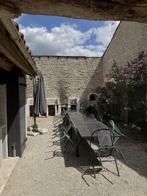 Outdoor dining - Quiet country house. Ideal for a stay with family or friends! (Villeneuve-la-Comtesse)
