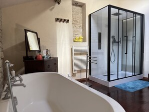 Shower, hair dryer, towels, soap - Quiet country house. Ideal for a stay with family or friends! (Villeneuve-la-Comtesse)
