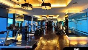Ein Fitnessstudio mit Laufbändern, Crosstrainern und Gewichtsmaschinen.