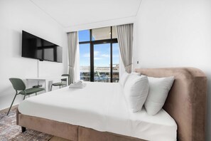 Iron/ironing board, WiFi, bed sheets - Free housekeeping visits during your stay - StayShort - Stylish Studio Retreat in Meydan for 2 (Meydan)