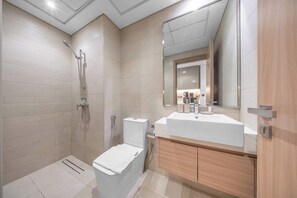 Shower, hair dryer, towels - Free housekeeping visits during your stay - StayShort - Stylish Studio Retreat in Meydan for 2 (Meydan)