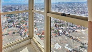 Een hoog gebouw met grote ramen en weids uitzicht over de stad.