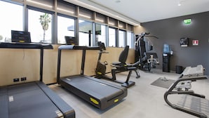 Ein Fitnessstudio mit Laufbändern, Ergometer und Krafttrainingsgeräten.