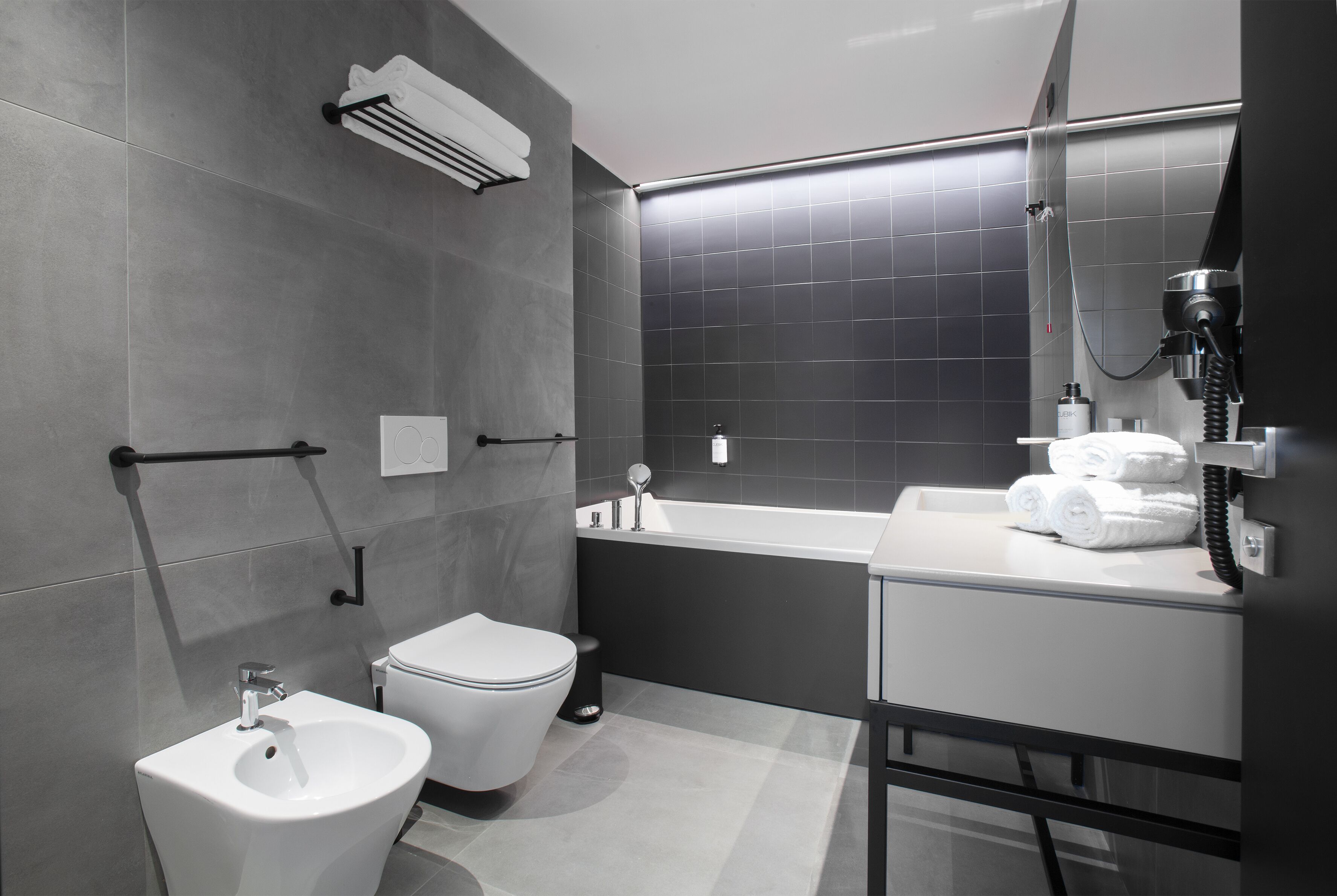 Junior Suite | Bathroom | Hair dryer, towels, soap, shampoo