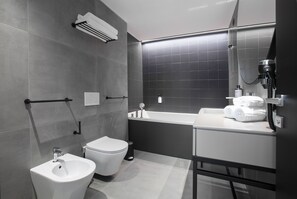 Junior Suite | Bathroom | Hair dryer, towels, soap, shampoo - Cubik Inn (Gravina di Catania)