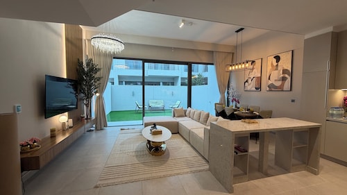 Liva Suites By Hostiva - Dubai South