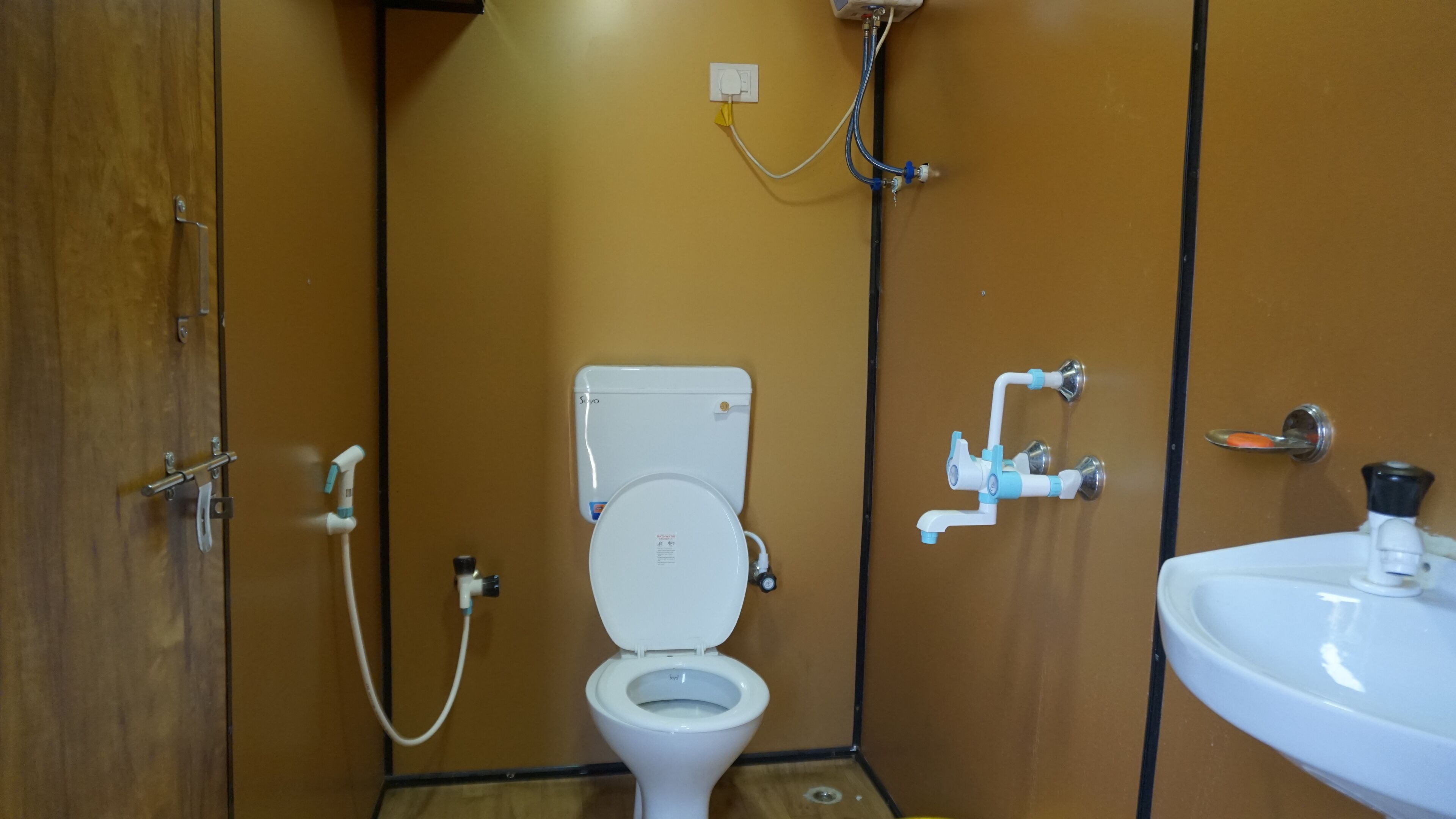 Standard Cabin | Bathroom | Shower, free toiletries, hair dryer, towels