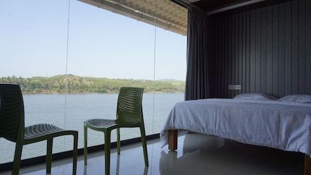 Escritorio y wifi gratis . Aghanashini River Retreats