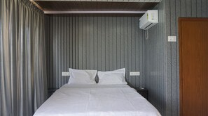 Deluxe Cottage, River View | Desk, free WiFi