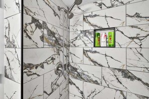 Shower, hair dryer, shampoo - 2BRCondo In Palm Harbor With Pool! (Palm Harbor)
