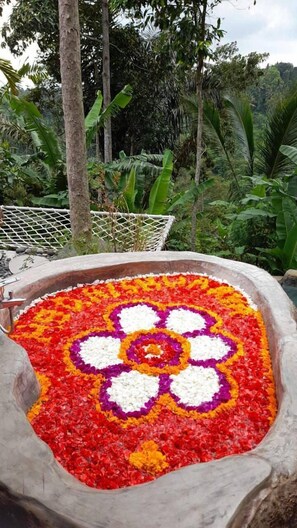 Outdoor spa tub - Sunia Jungle Ubud View by EPS (Sebatu)