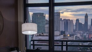 Ein Hotelzimmer mit großem Fenster und Blick auf die Stadtlandschaft.