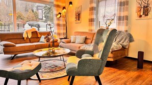 A living room with a sofa, armchairs, a coffee table, and a lamp. - Holiday Apartment "Auszeit Harz" – 3 Dogs Welcome, Fenced Garden, Private Guests Only (Bad Sachsa)