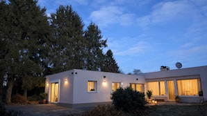 A modern house with a flat roof, large windows, and a satellite dish. - Haus der alten Bäume in Hillesheim | Quiet stays in nature in the Volcanic Eifel (Hillesheim)