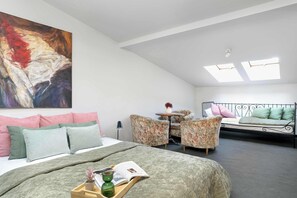 1 sovrum, skrivbord, strykjärn/strykbräda och resesäng
