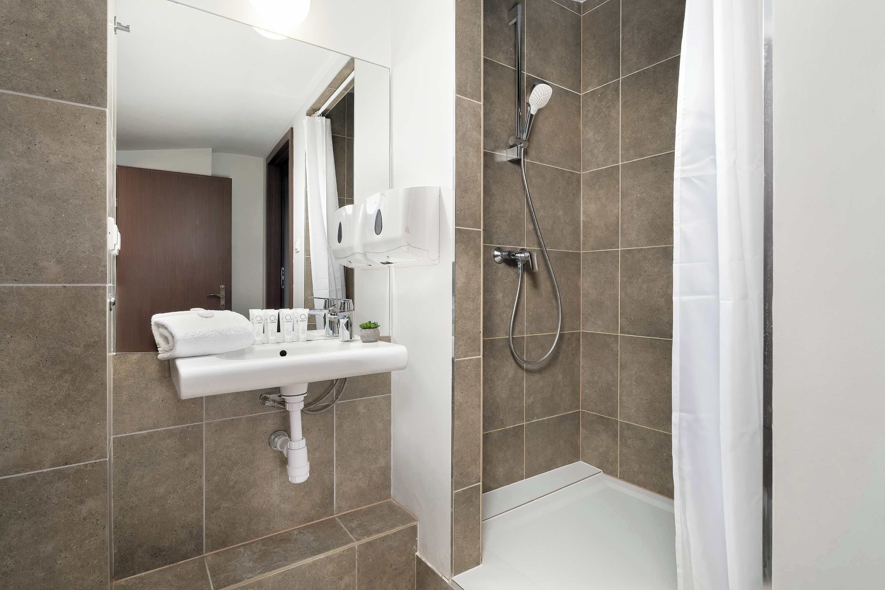 Douche, sèche-cheveux, serviettes fournies, shampoing