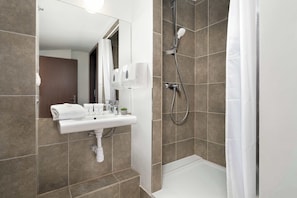 Dusche, Haartrockner, Handtücher, Shampoo