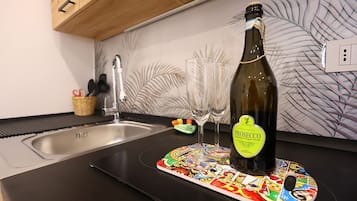 Een koelkast, een microgolfoven, een oven