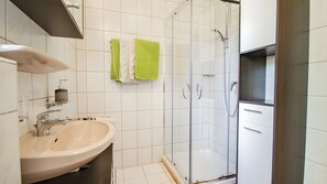Een douche, een haardroger, handdoeken
