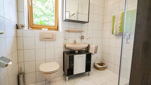 Douche, séchoir à cheveux, serviettes fournies