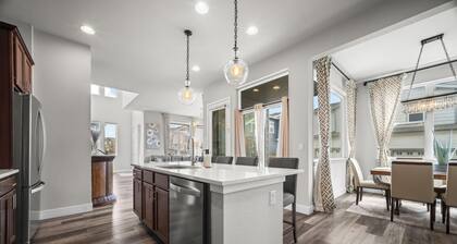 Rooftop Sunset Escape | BBQ & Billiards |Sleeps 8