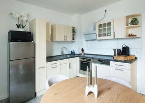 Kühlschrank, Mikrowelle, Herdplatte, Geschirrspüler