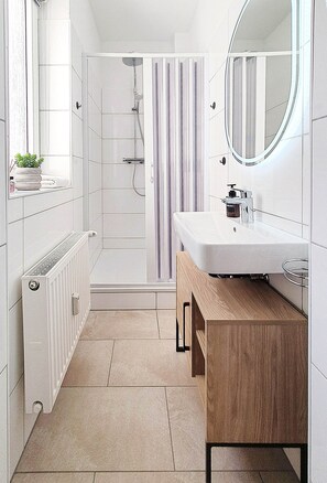 Dusche, Haartrockner, Handtücher, Seife