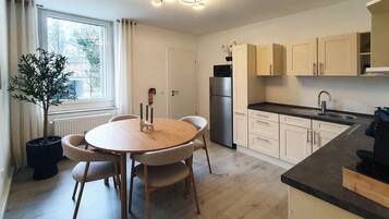 Kühlschrank, Mikrowelle, Herdplatte, Geschirrspüler