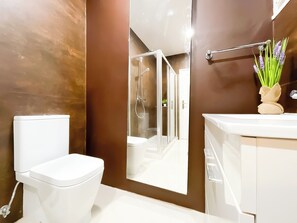Douche, sèche-cheveux, serviettes fournies, savon