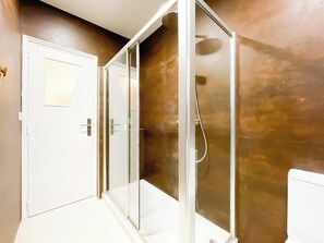 Shower, hair dryer, towels, soap - Modern 3 Bedroom Apartment Near Belém - Lisbon (Cruz Quebrada)