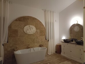 Douche, sèche-cheveux, serviettes fournies, savon