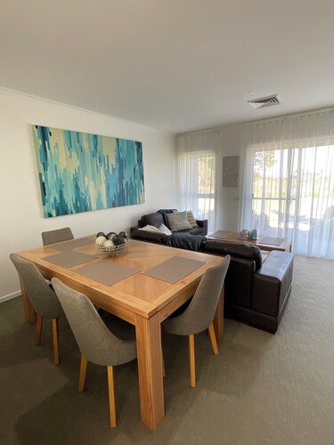 Bay & wetland views in beautiful Williamstown, Relax, unwind and enjoy