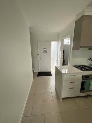Microwave, oven, stovetop, dishwasher - Bay & wetland views in beautiful Williamstown, Relax, unwind and enjoy (Williamstown)