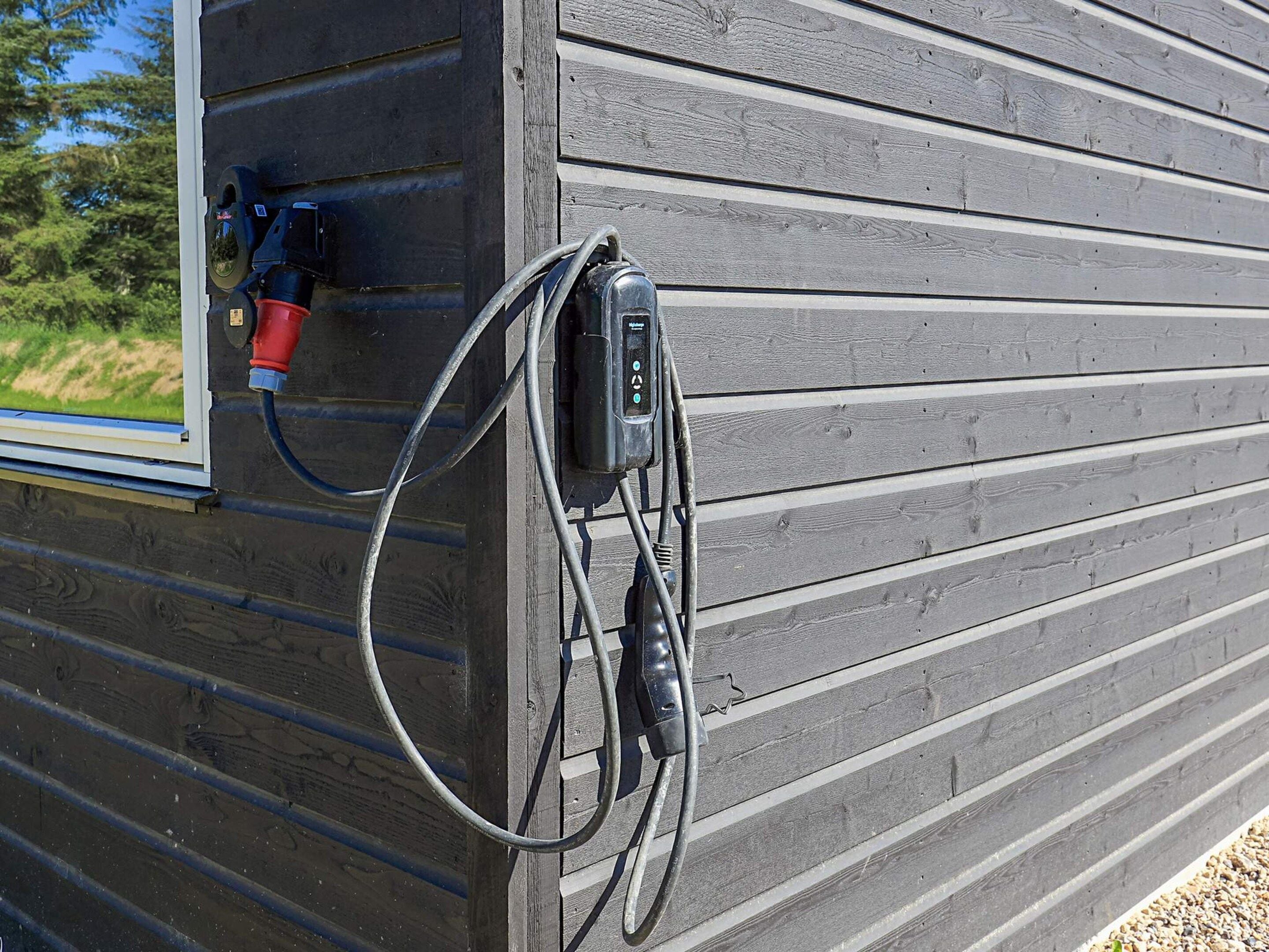 Un générateur portatif raccordé au mur extérieur d’un bâtiment.