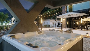 A hot tub under a tree, outdoor seating, and string lights. - Avec J Pool Villa, Gapyeong (Gapyeong)