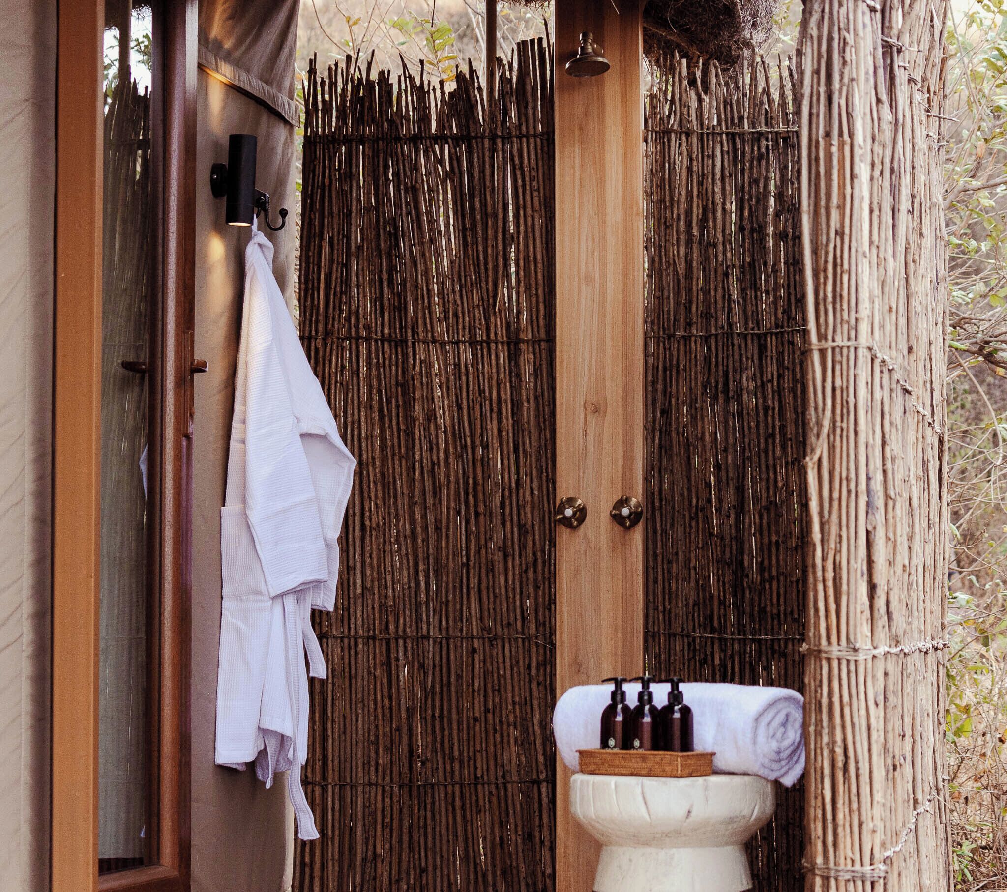 Habitaci ón de lujo con 1 cama matrimonial o 2 individuales | Baño | Toallas, jabón, shampoo, papel de baño 