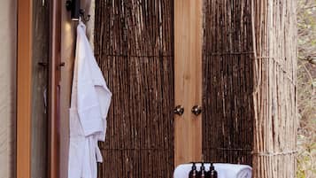 Chambre Luxe Double ou avec lits jumeaux | Salle de bain | Douche, articles de toilette gratuits, sèche-cheveux, peignoirs