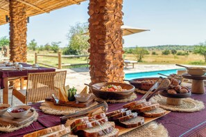 Outdoor dining - Simbavati Grumeti (Serengeti)