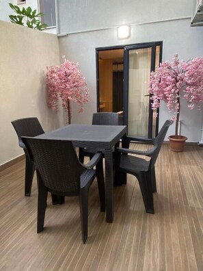 Habitación doble, balcón | Restaurante al aire libre