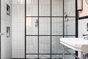 Dusche, Haartrockner, Handtücher, Seife