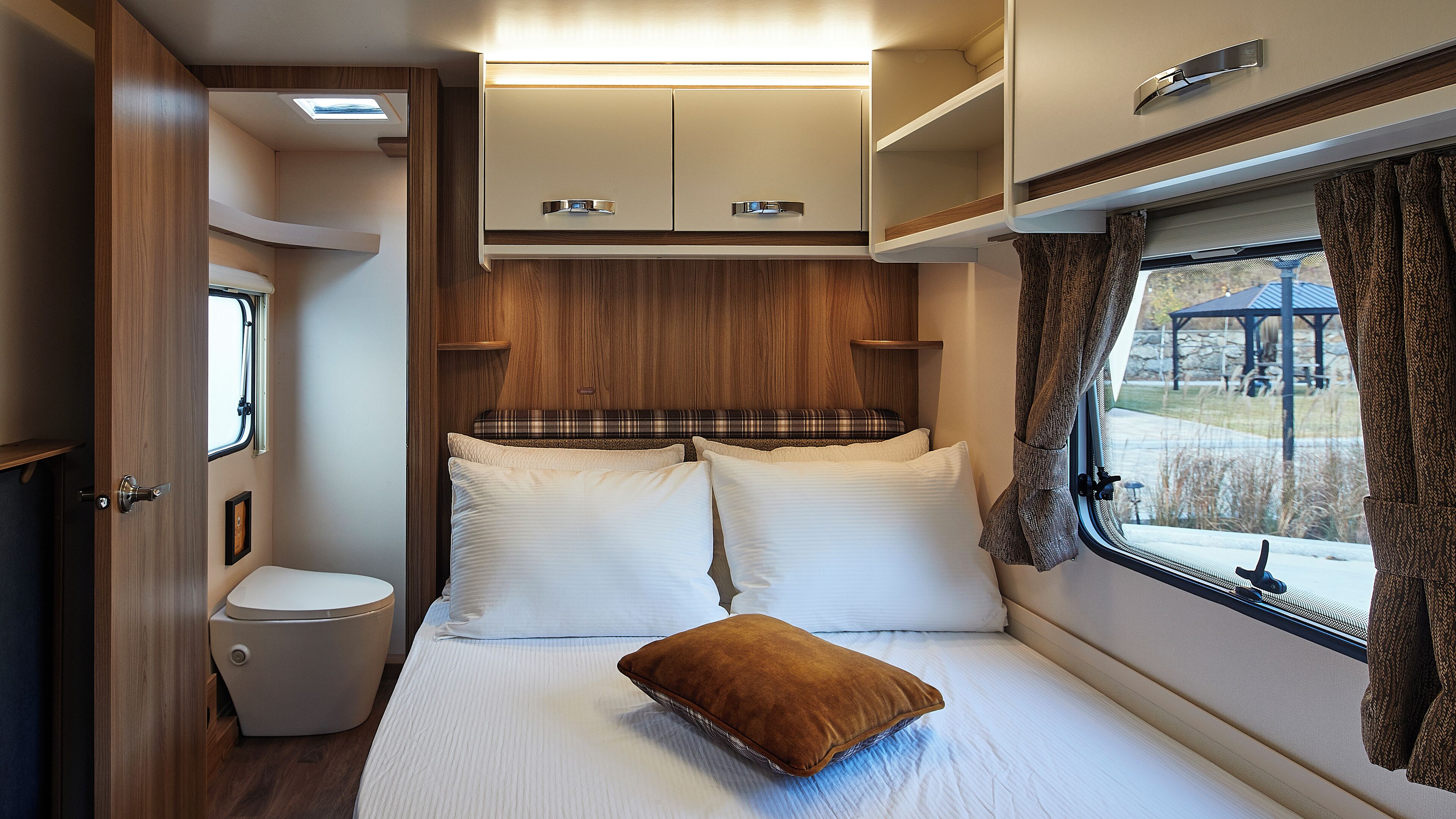 Basic Cabin, Balcony