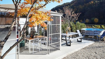 Cabaña básica, balcón | Restaurante al aire libre