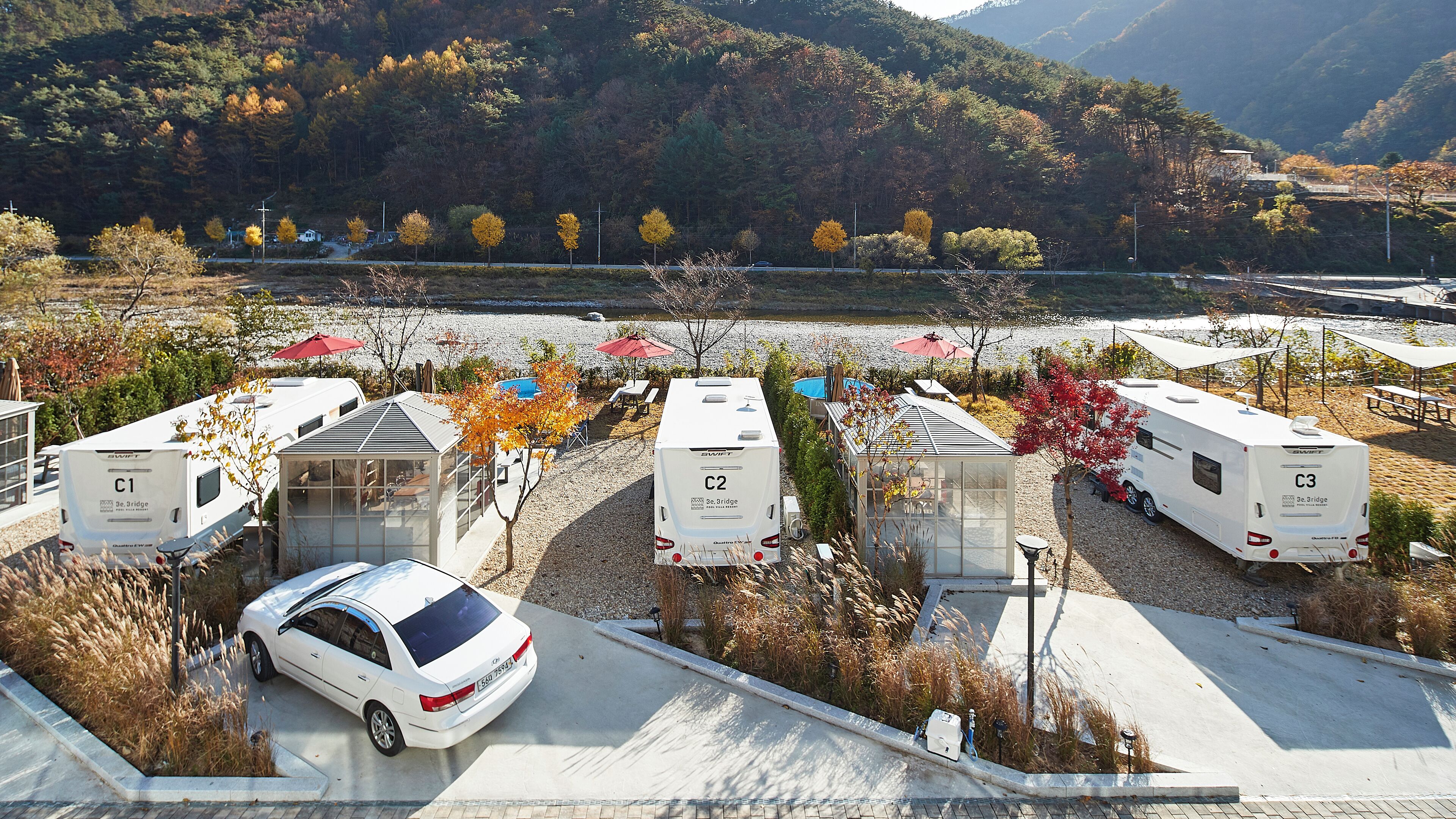 Basic Cabin, Balcony | Property grounds