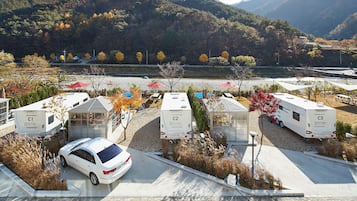 Basic Cabin, Balcony | Property grounds