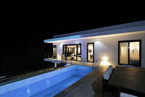 Luxury Studio Suite, Valley View | Terrace/patio - Bebridge Pool Villa Resort (Yeongwol)