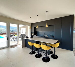 Geladeira, micro-ondas, fogão, cooktop