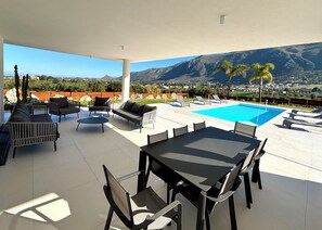 Outdoor dining - Villa Nanni, Contemporary, Pool and Garden (Sicilia)