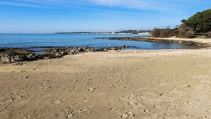 A beach with rocky outcrops and a clear view of the sea. - Casa sul mare Rivabella by Casa di Marco (Rivabella)