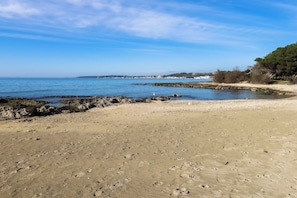 A beach with rocky outcrops and a clear view of the sea. - Casa sul mare Rivabella by Casa di Marco (Rivabella)